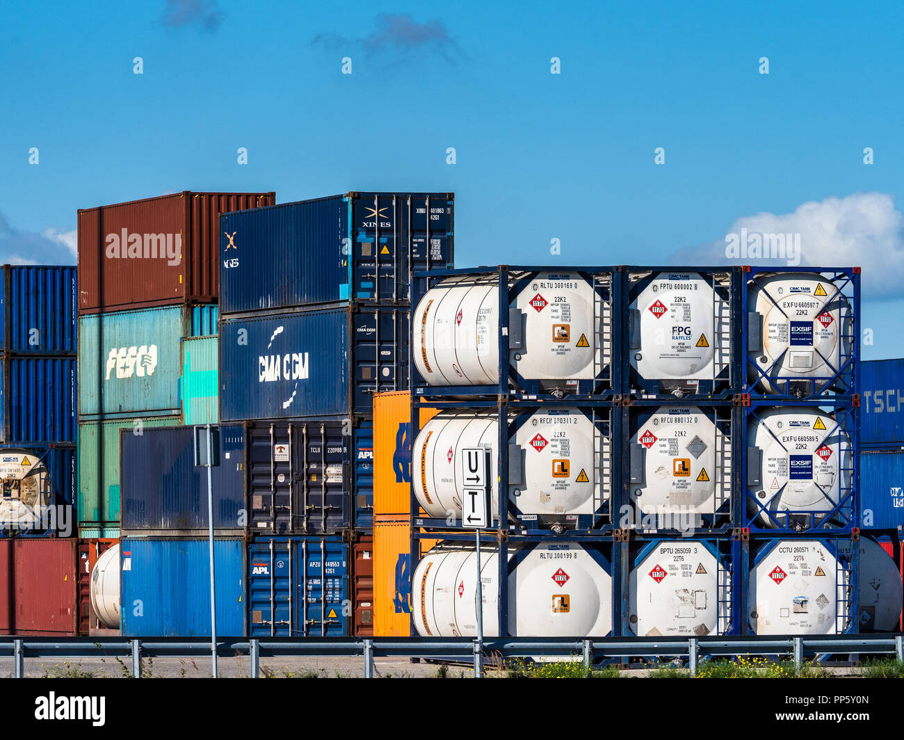 Versandcontainer für ISO-Tanks warten auf den Versand im Hafen von Rotterdam, Europas größtem Hafen Stockfoto