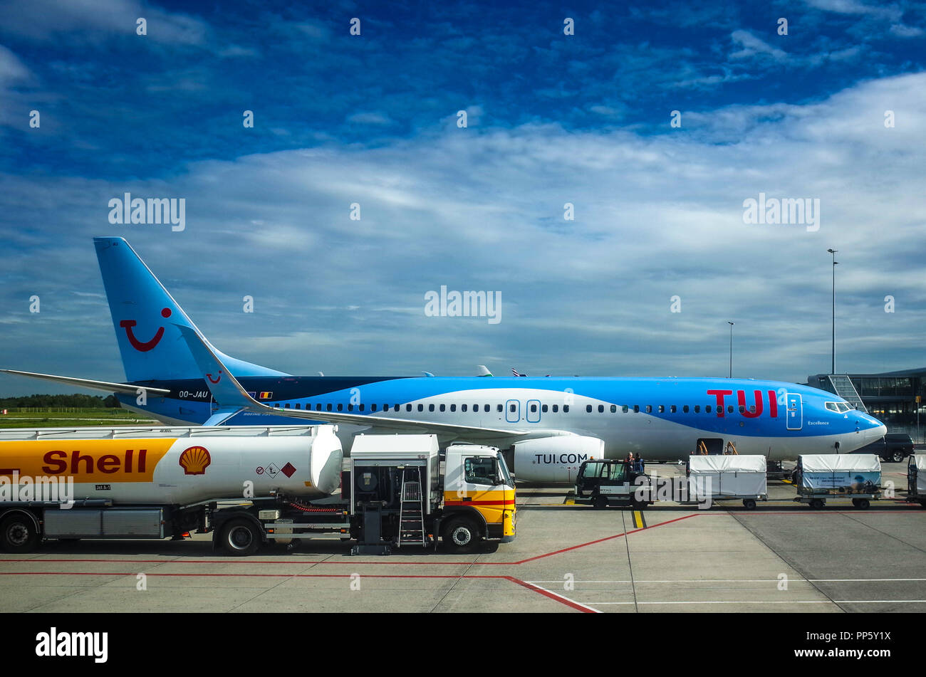 TUI Flugzeuge aus einer Shell Tankwagen auf dem Flughafen Eindhoven betankt werden Stockfoto