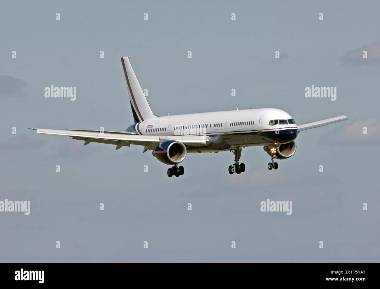Mid East Jet Boeing 757-42 Q Flugzeug Landung am Flughafen London Stansted. Stockfoto
