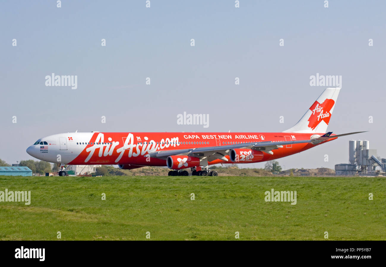 AirAsia X Airbus A340-313 X Flugzeug rollt nach der Landung am Flughafen London Stansted. Stockfoto