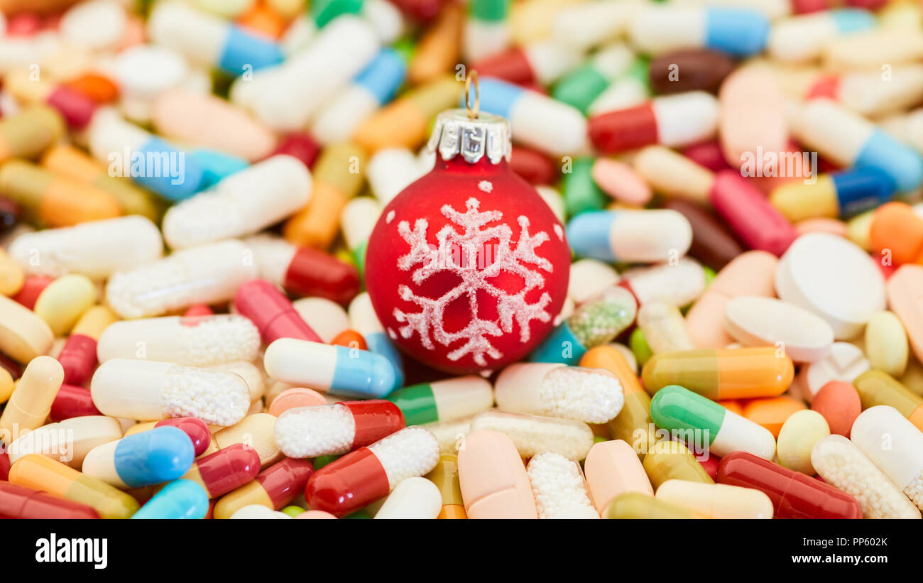 Viele bunte Pillen und Tabletten für Weihnachten als Medizin Stockfoto