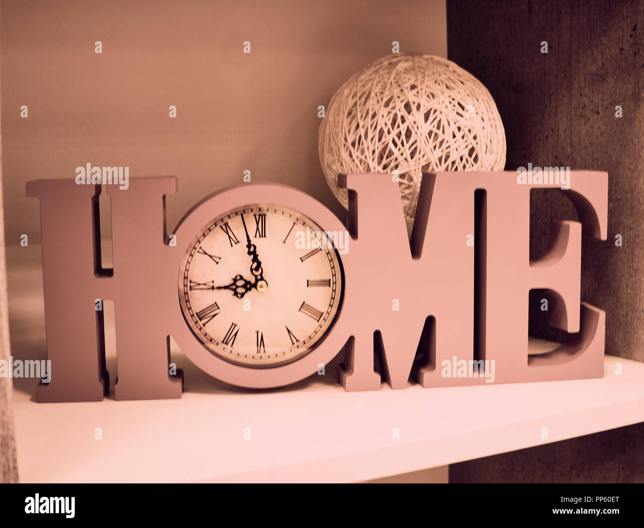 Home Dekoration Der Briefe Nach Hause Uhr Und Einer Schussel Mit