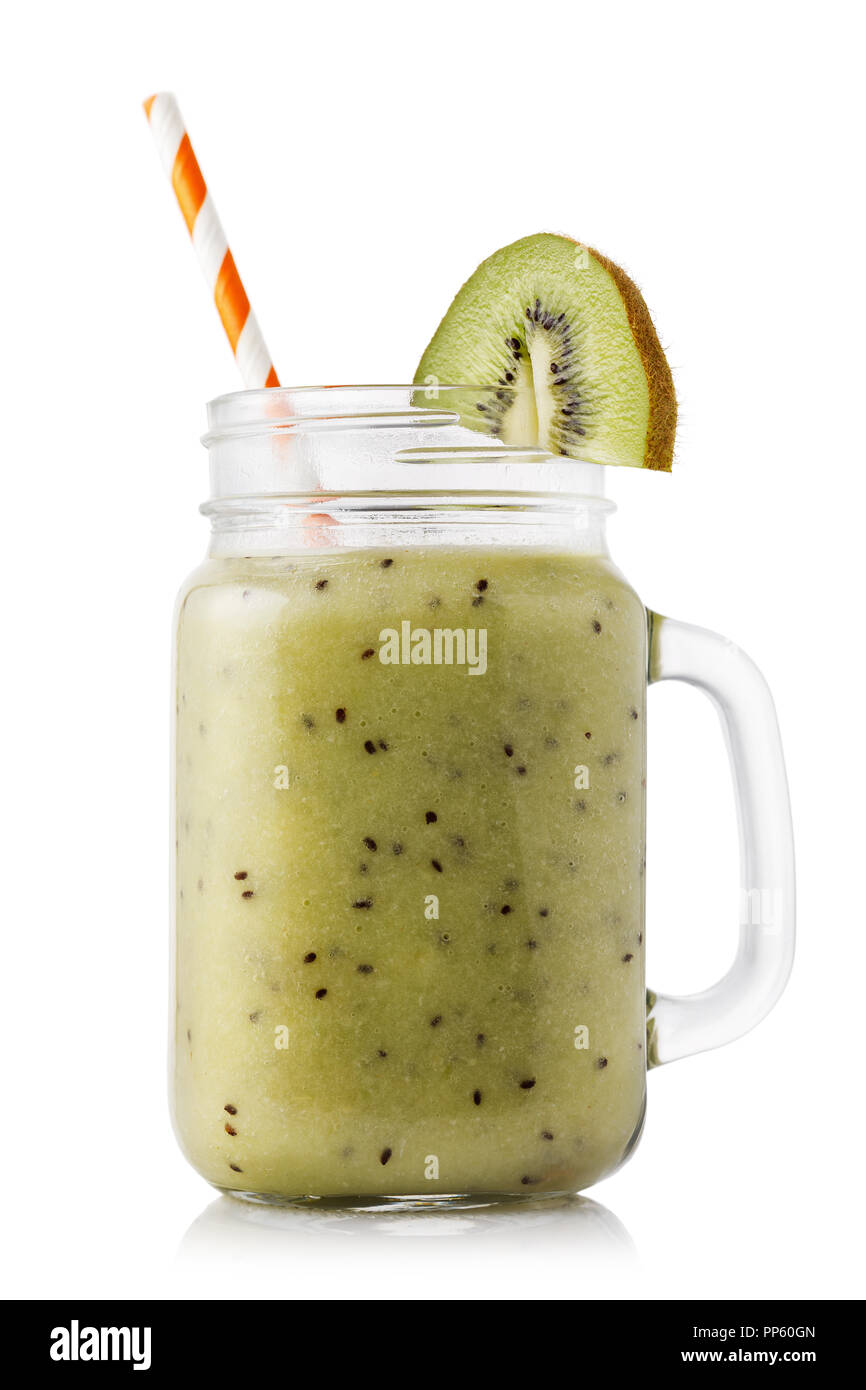 Smoothies im Glas von Kiwis auf weißem Hintergrund isoliert gekocht Stockfoto