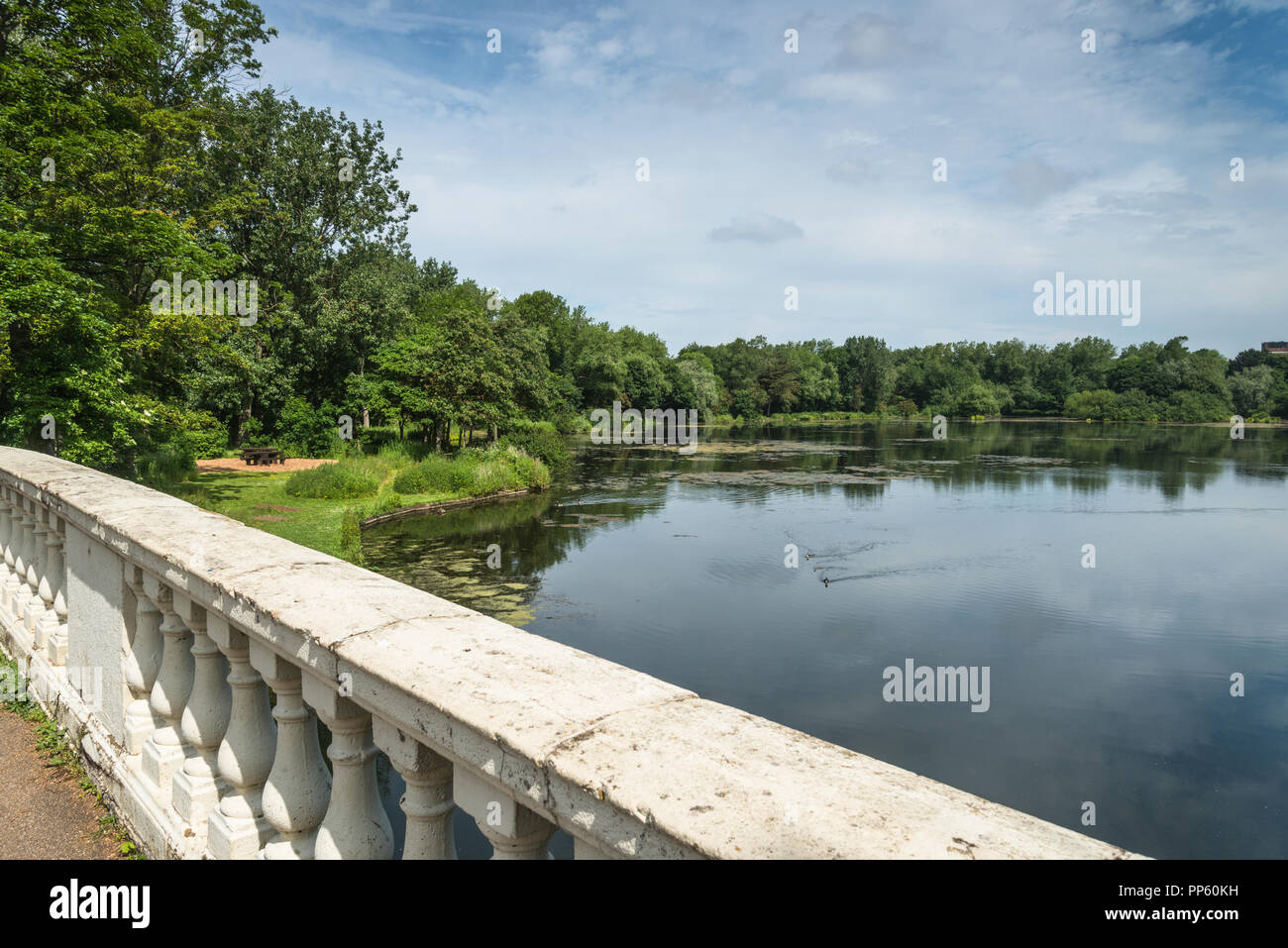 Ruhige See Blick von einer Brücke n der öffentlichen Park von Stanley Park in Blackpool, Lancashire, UK an einem sonnigen Juni morgen mit keine Menschen. Stockfoto