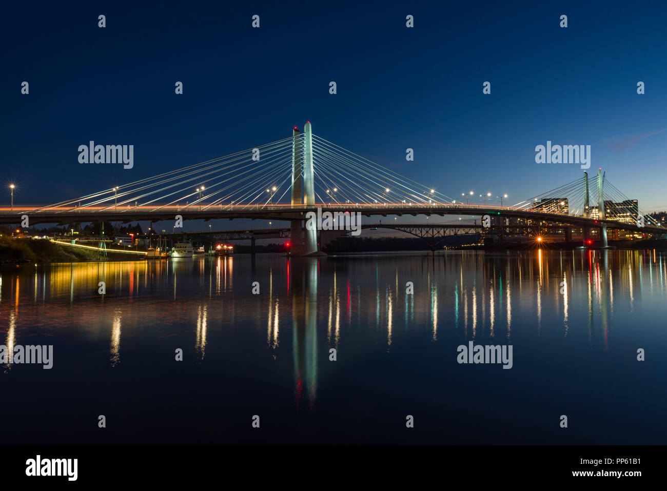 Tillicum Kreuzung Brücke über den Willamette River ist abends beleuchtet. Portland, Oregon Stockfoto