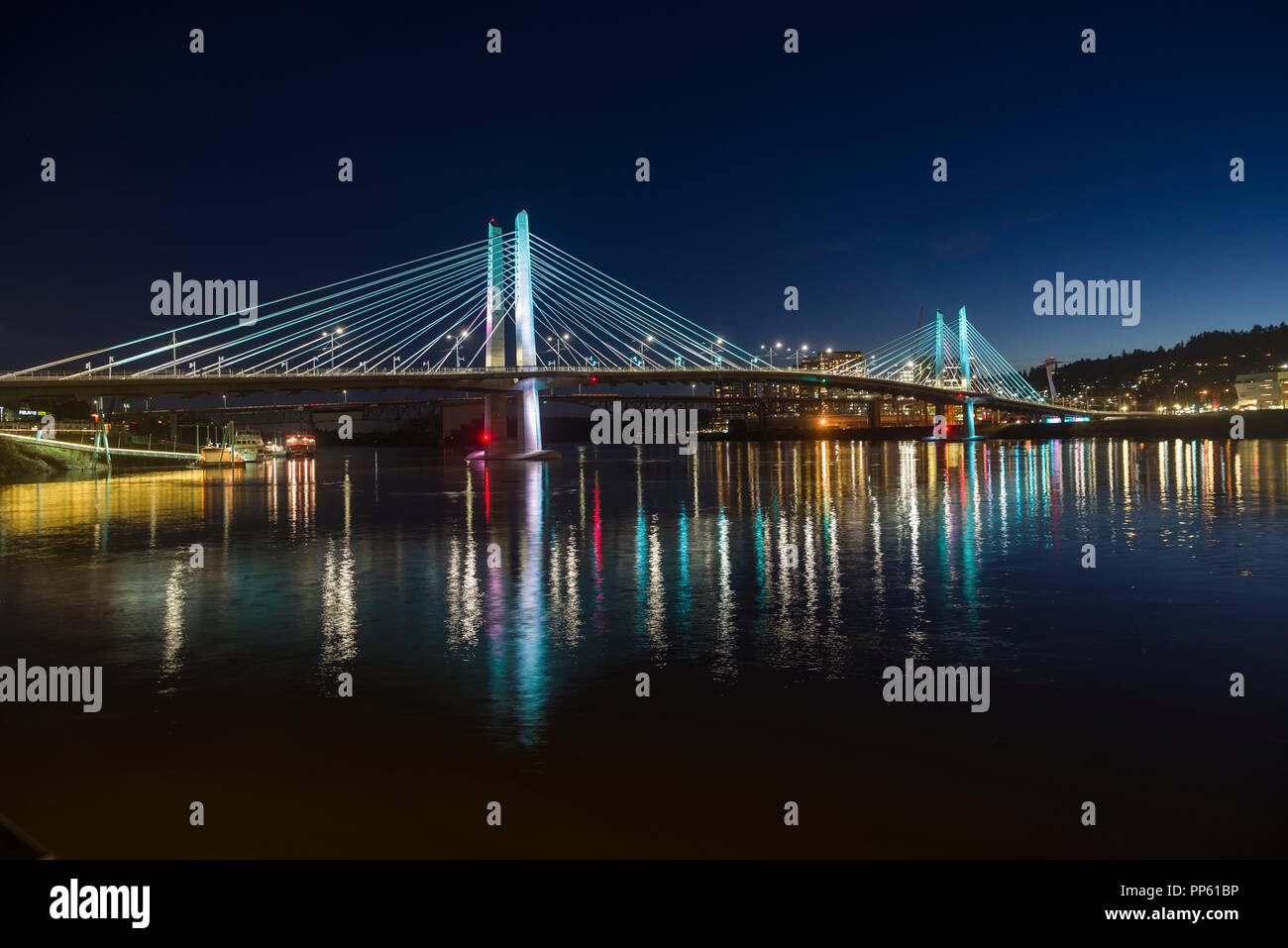 Tillicum Kreuzung Brücke über den Willamette River ist abends beleuchtet. Portland, Oregon Stockfoto