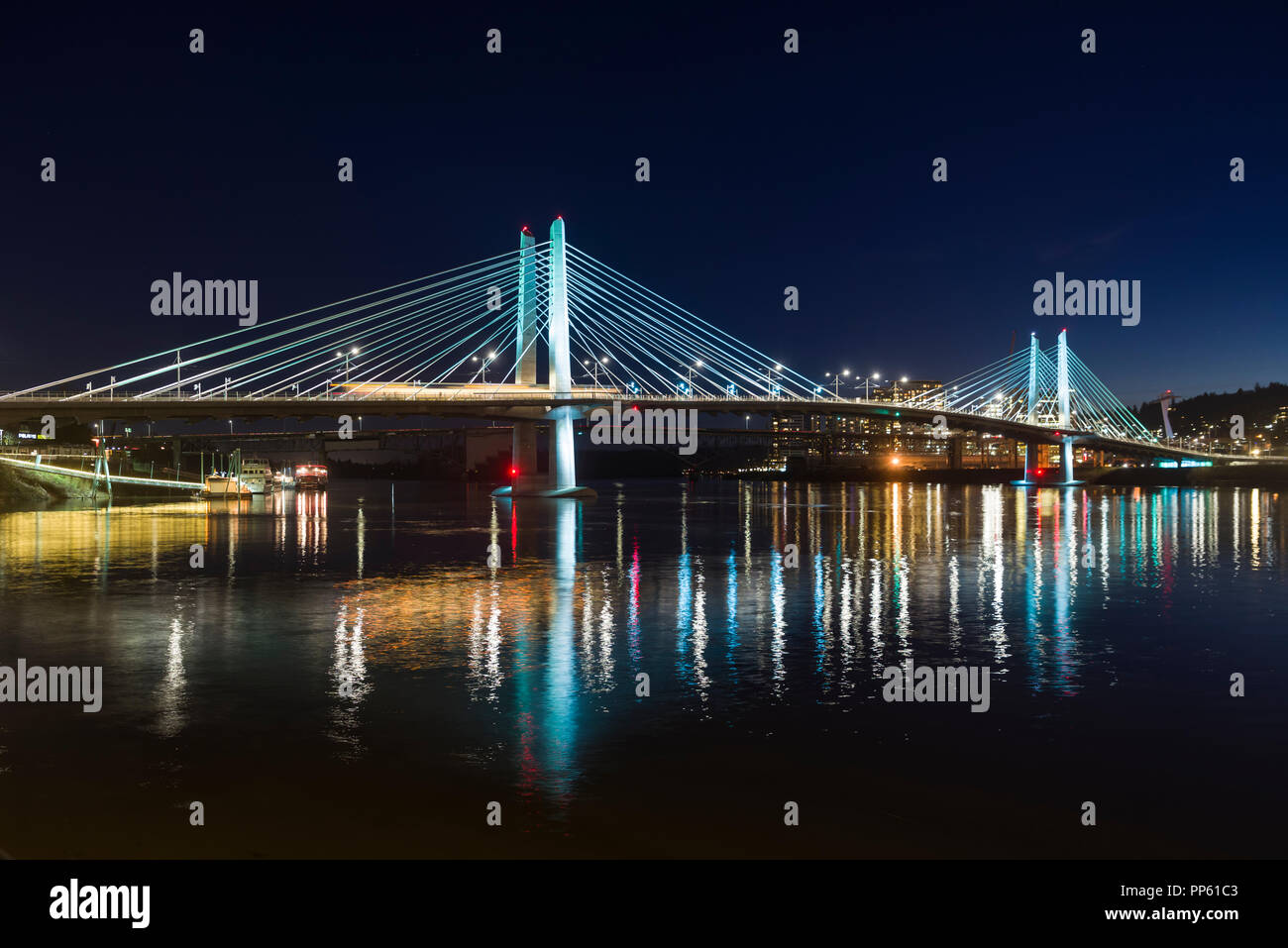 Tillicum Kreuzung Brücke über den Willamette River ist abends beleuchtet. Portland, Oregon Stockfoto