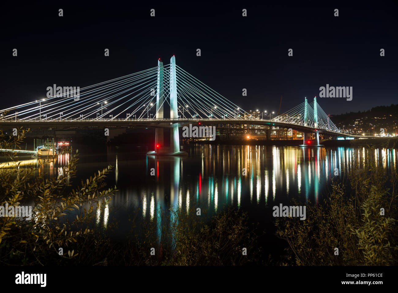 Tillicum Kreuzung Brücke über den Willamette River ist abends beleuchtet. Portland, Oregon Stockfoto