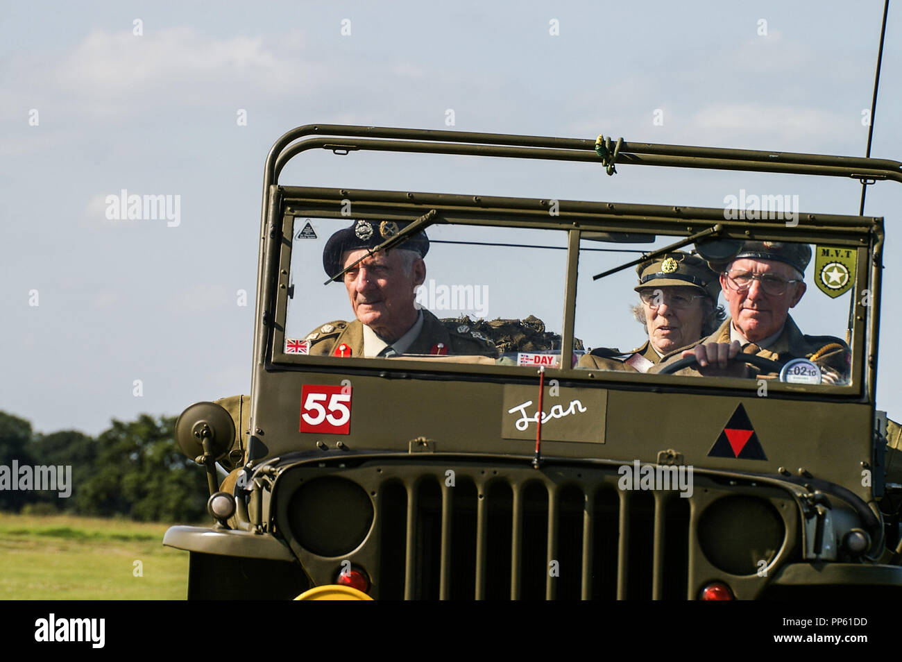 Zweiten Weltkrieg Krieg Jeep namens Jean mit Offizier re-Enactor und Treiber im Militär Kostüm Stockfoto