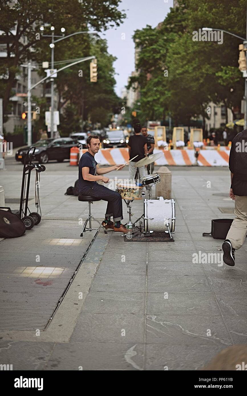 New York, NY; Juni 2017: ein Schlagzeuger Papierstaus unter der Arch im Washington Square Park Stockfoto