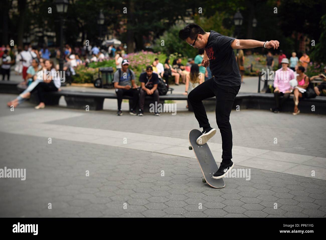 New York, NY; Juni 2017: Ein Skateboarder versucht, einen Trick in den Washington Square Park Stockfoto