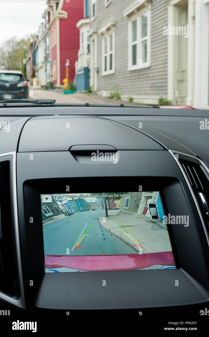 Rückfahrkamera Bildschirm eines Ford Edge. Das System wird automatisch aktiviert, wenn der Rückwärtsgang gewählt ist und virtuelle Leitlinien schäumend zu helfen. Stockfoto