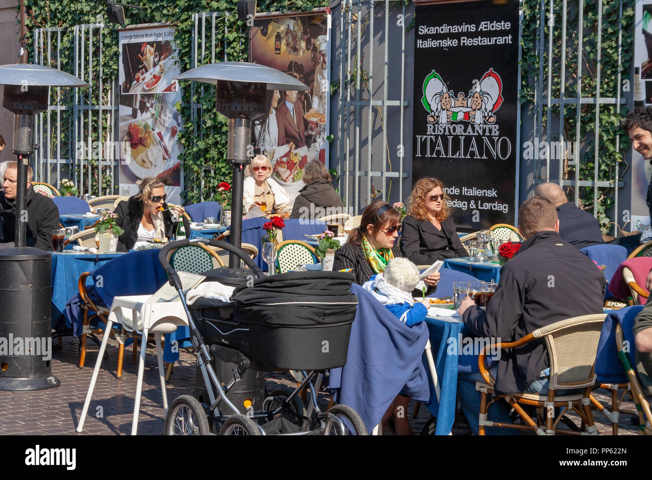 Die Leute an den Tischen draußen Ristorante Italiano in Kopenhagen, Dänemark, Essen, Anfang September Stockfoto
