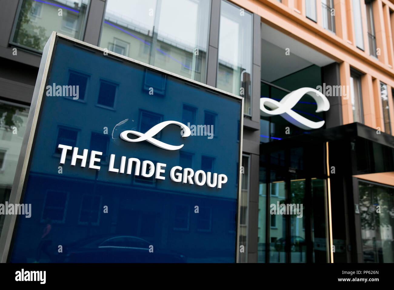 Ein logo Zeichen außerhalb der Unternehmenszentrale der Linde Group in München, Deutschland, am 2. September 2018. Stockfoto