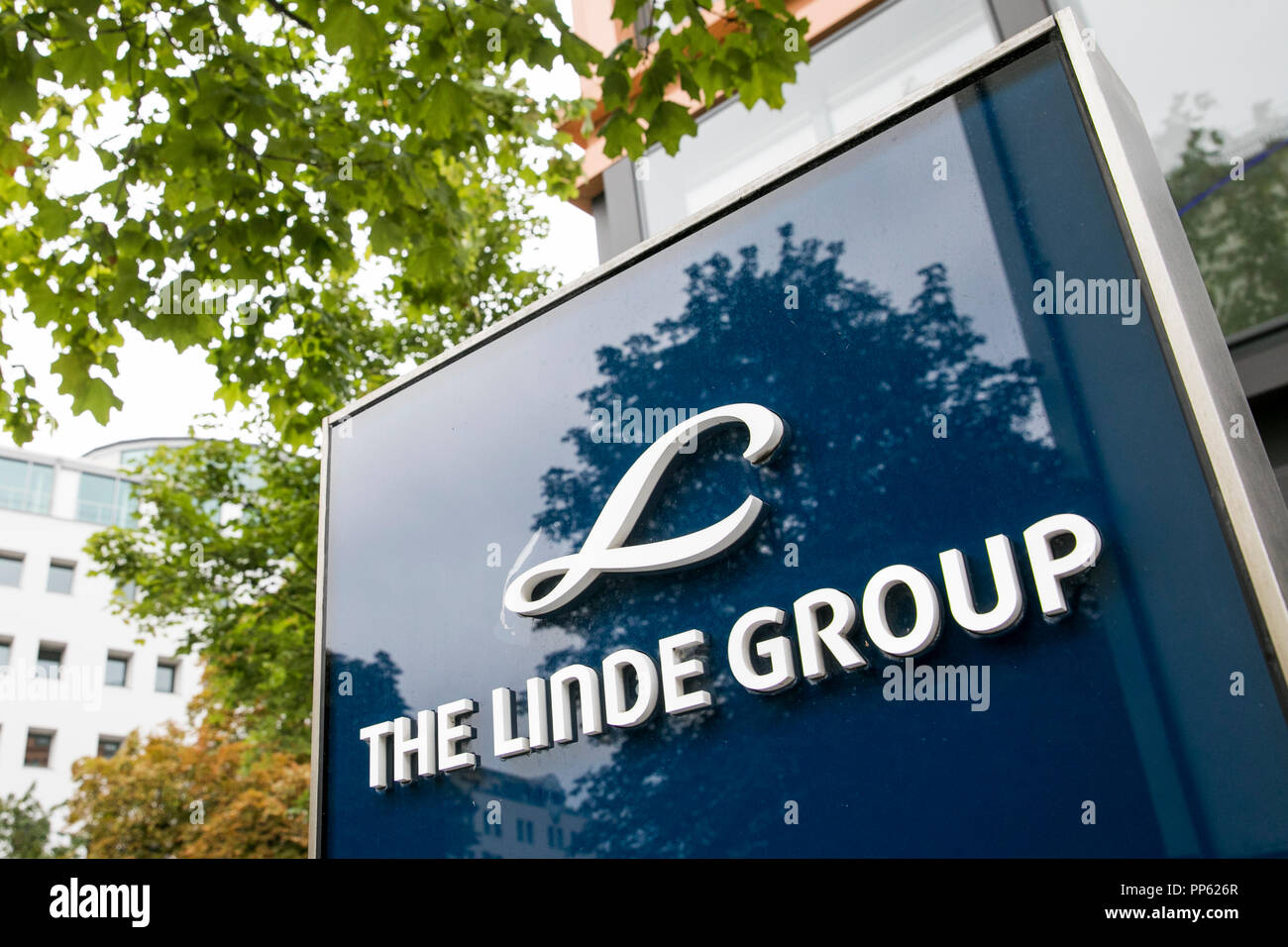 Ein logo Zeichen außerhalb der Unternehmenszentrale der Linde Group in München, Deutschland, am 2. September 2018. Stockfoto