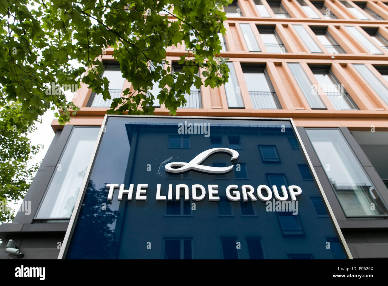 Ein logo Zeichen außerhalb der Unternehmenszentrale der Linde Group in München, Deutschland, am 2. September 2018. Stockfoto