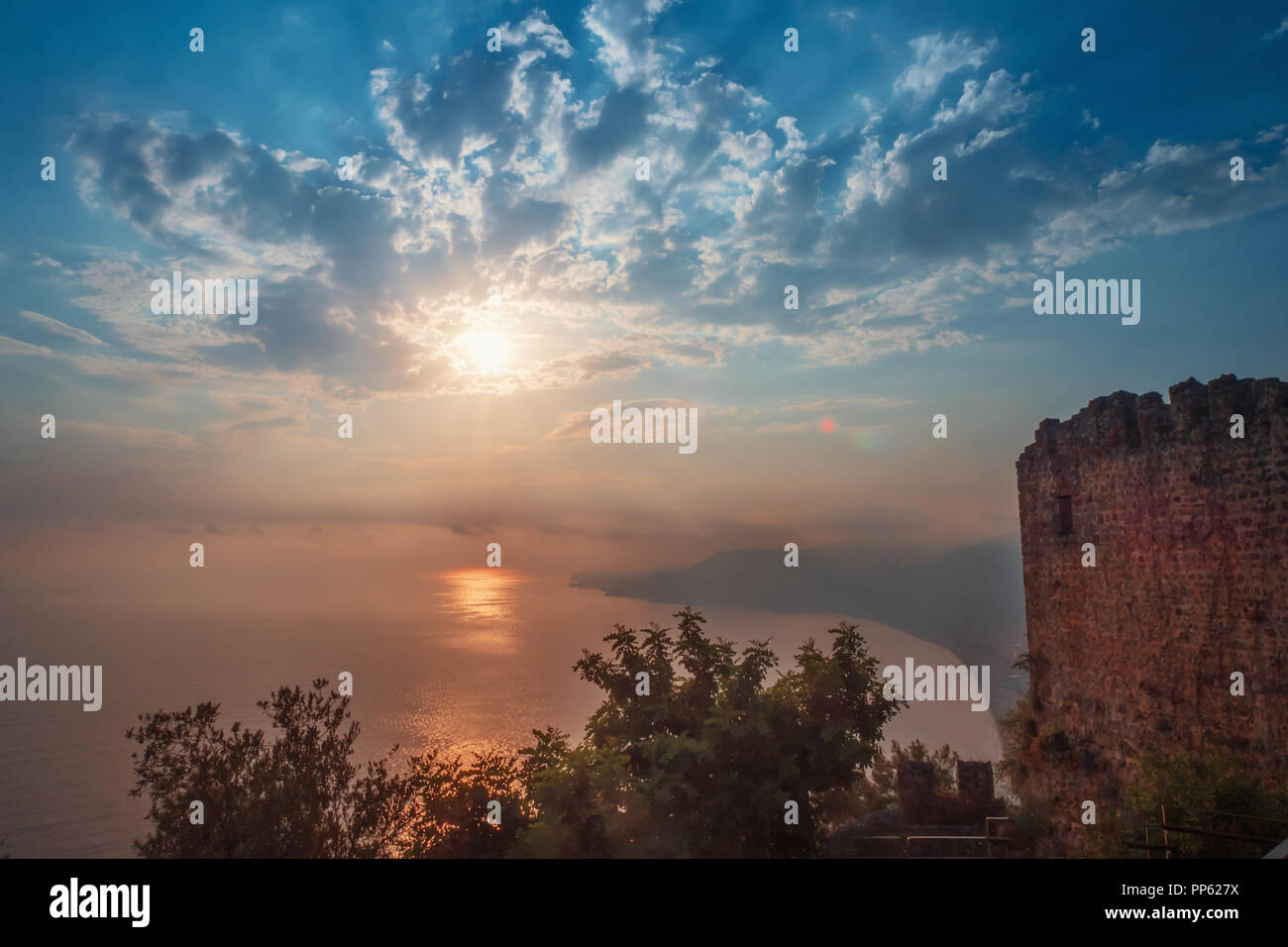 Festungsmauer auf Bergblick, der Sonnenuntergang am Meer Stockfoto