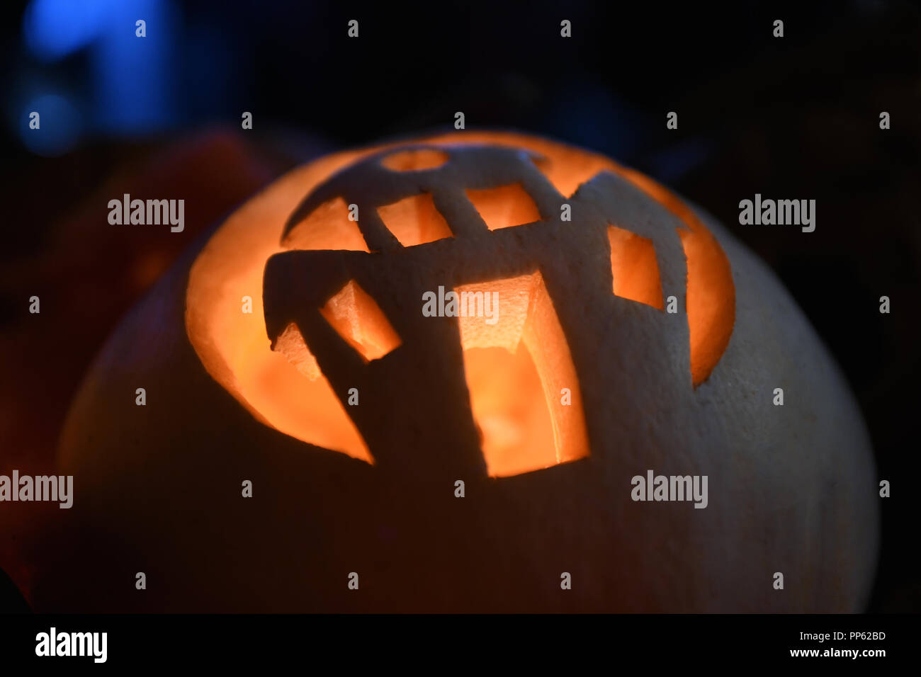 Einzelnen geschnitzten Kürbis für Halloween mit einem haunted House ausgeschnitten Dunkle Kanten für Text über legen und Platz kopieren Stockfoto