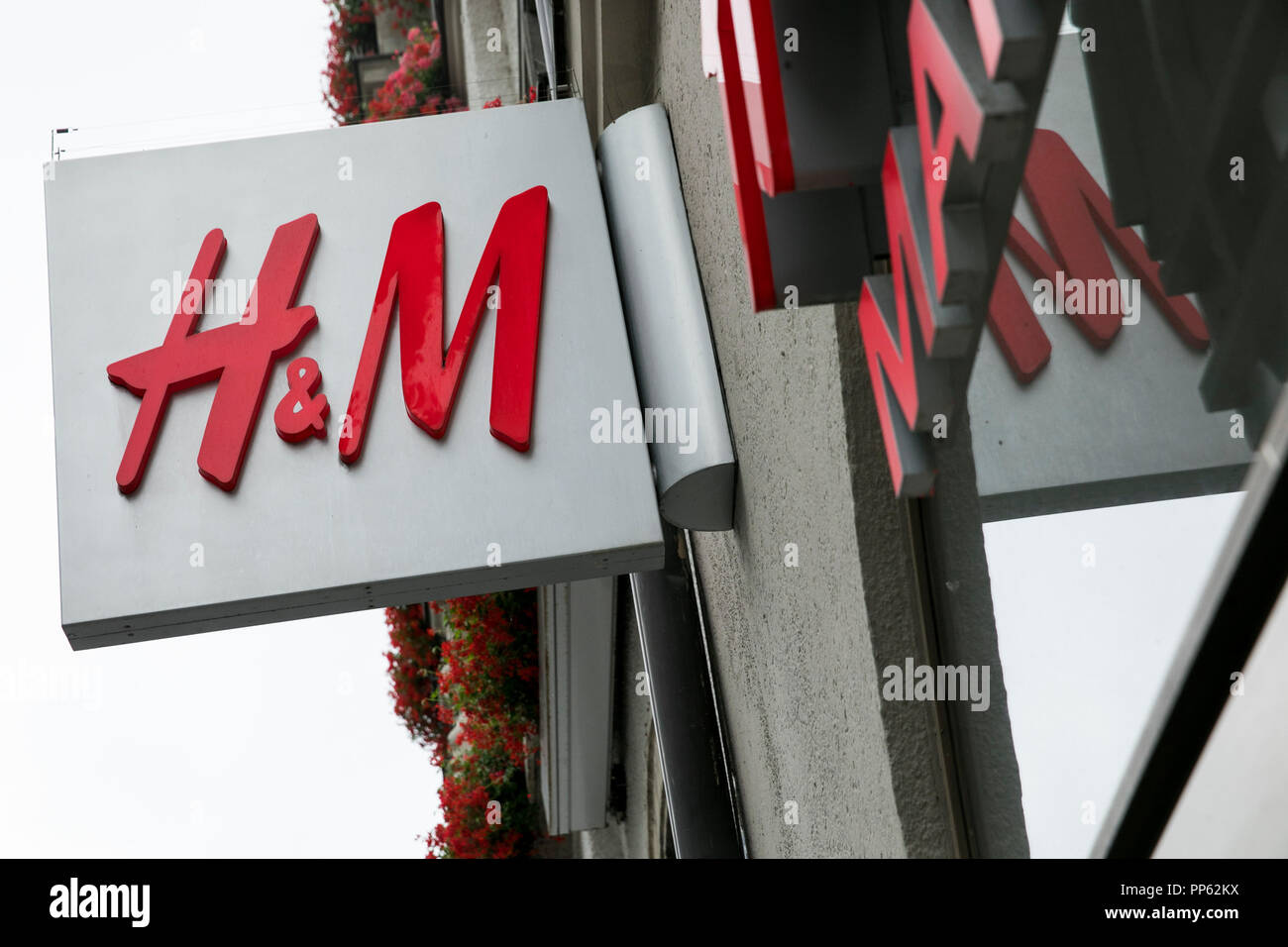 Ein logo Zeichen au erhalb von Hennes Mauritz H M Man Store in