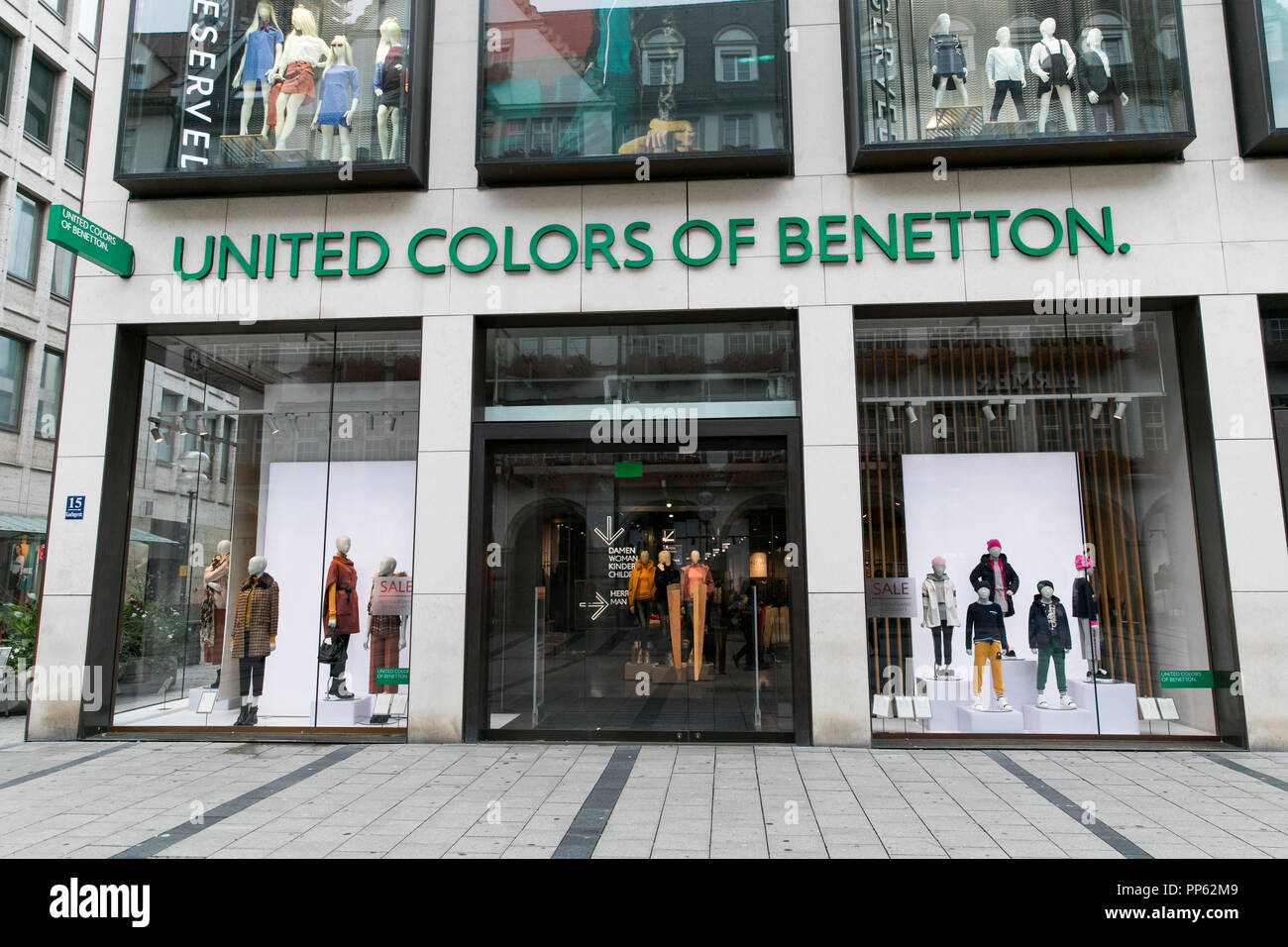 Ein logo Zeichen außerhalb der Vereinigten Farben von Benetton Store in München, Deutschland, am 2. September 2018. Stockfoto