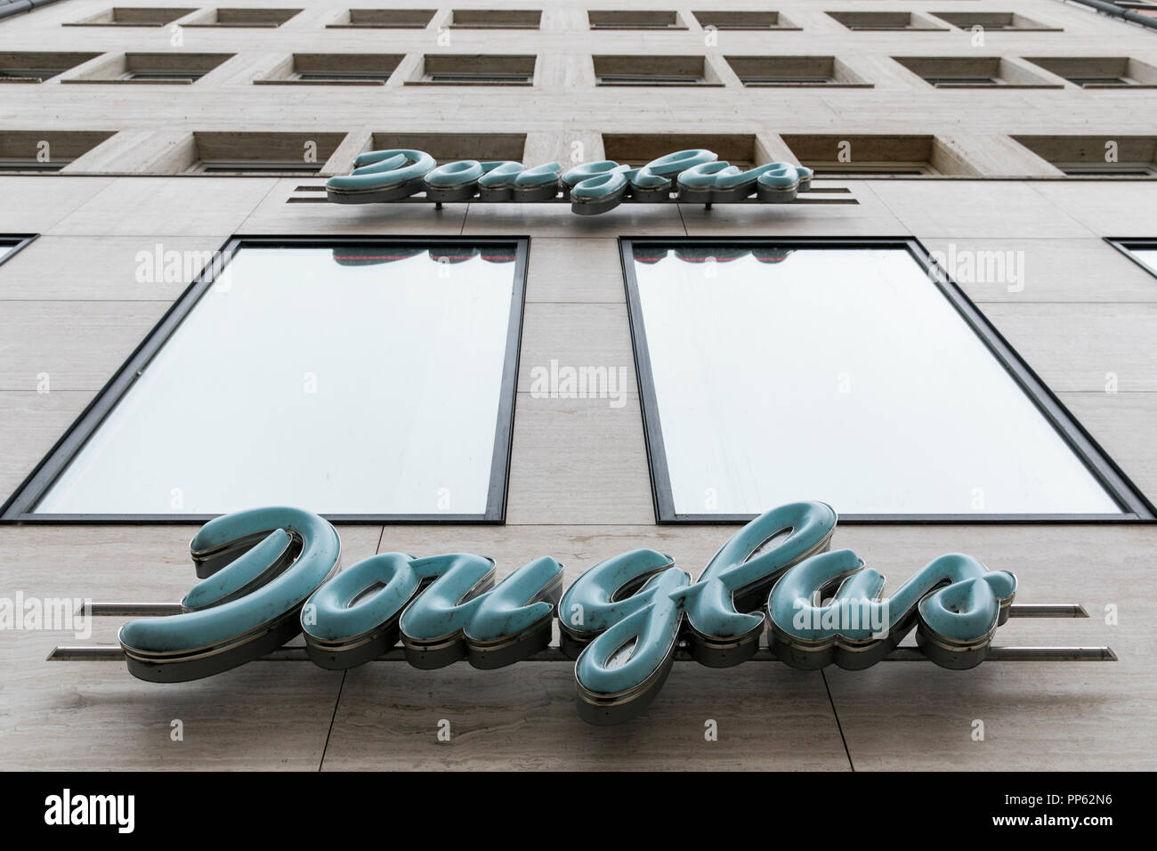 Ein logo Zeichen außerhalb eines Douglas Kosmetik Store in München, Deutschland, am 2. September 2018. Stockfoto