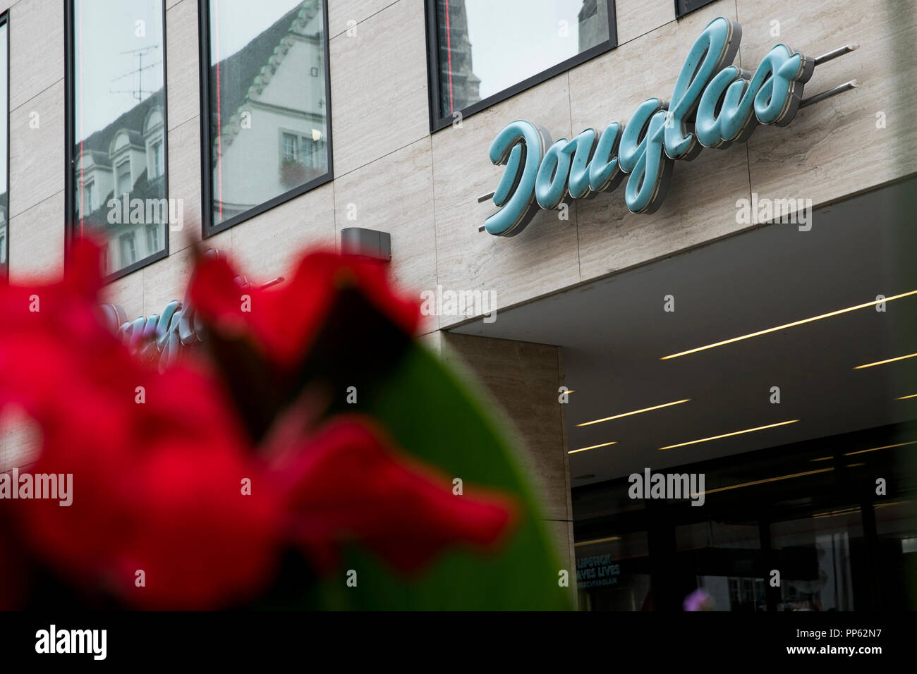 Ein logo Zeichen außerhalb eines Douglas Kosmetik Store in München, Deutschland, am 2. September 2018. Stockfoto