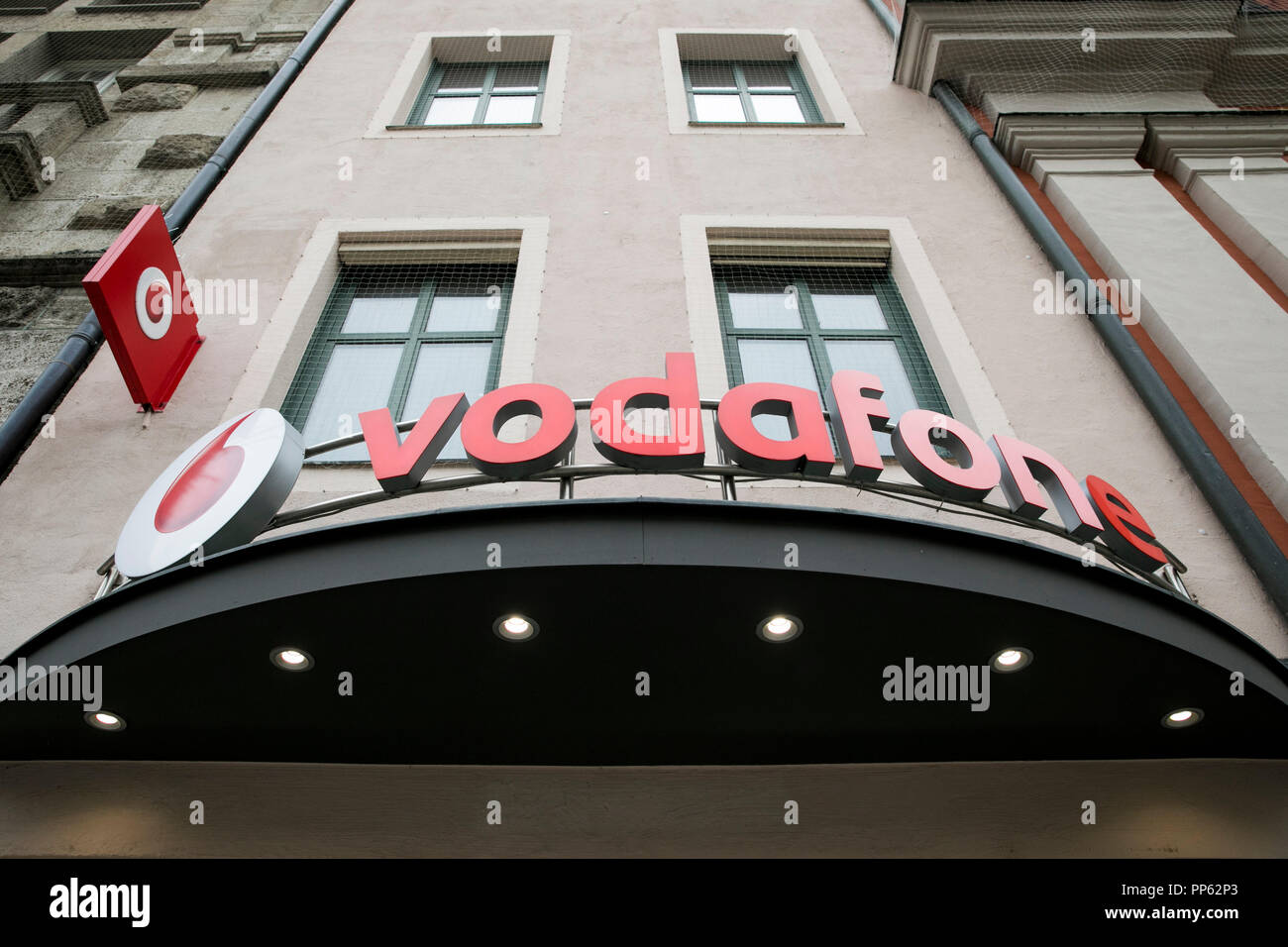 Ein logo Zeichen außerhalb des Vodafone Store in München, Deutschland, am 2. September 2018. Stockfoto