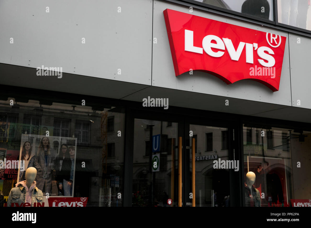Ein logo Zeichen außerhalb von Levi Strauss & Co (Levi's) Retail Store in München, Deutschland, am 2. September 2018. Stockfoto