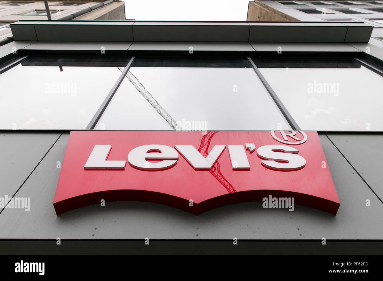 Ein logo Zeichen außerhalb von Levi Strauss & Co (Levi's) Retail Store in  München, Deutschland, am 2. September 2018 Stockfotografie - Alamy