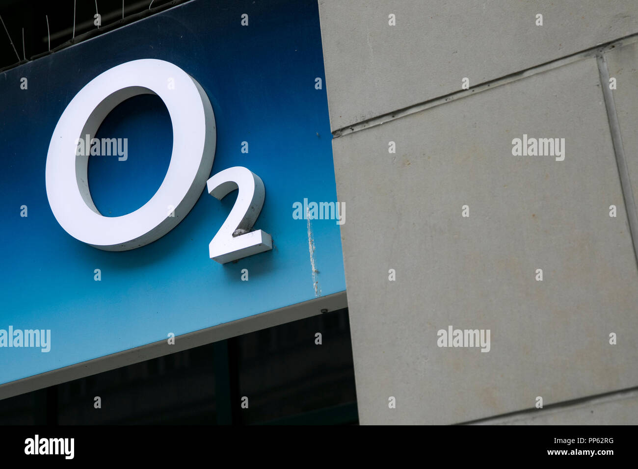 Ein logo Zeichen außerhalb von Telefónica Europe O2-Store in München, Deutschland, am 2. September 2018. Stockfoto