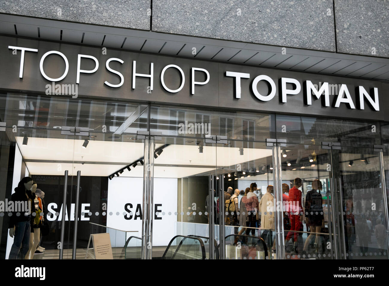 Ein logo Zeichen außerhalb eines Topshop Store in München, Deutschland, am  2. September 2018 Stockfotografie - Alamy