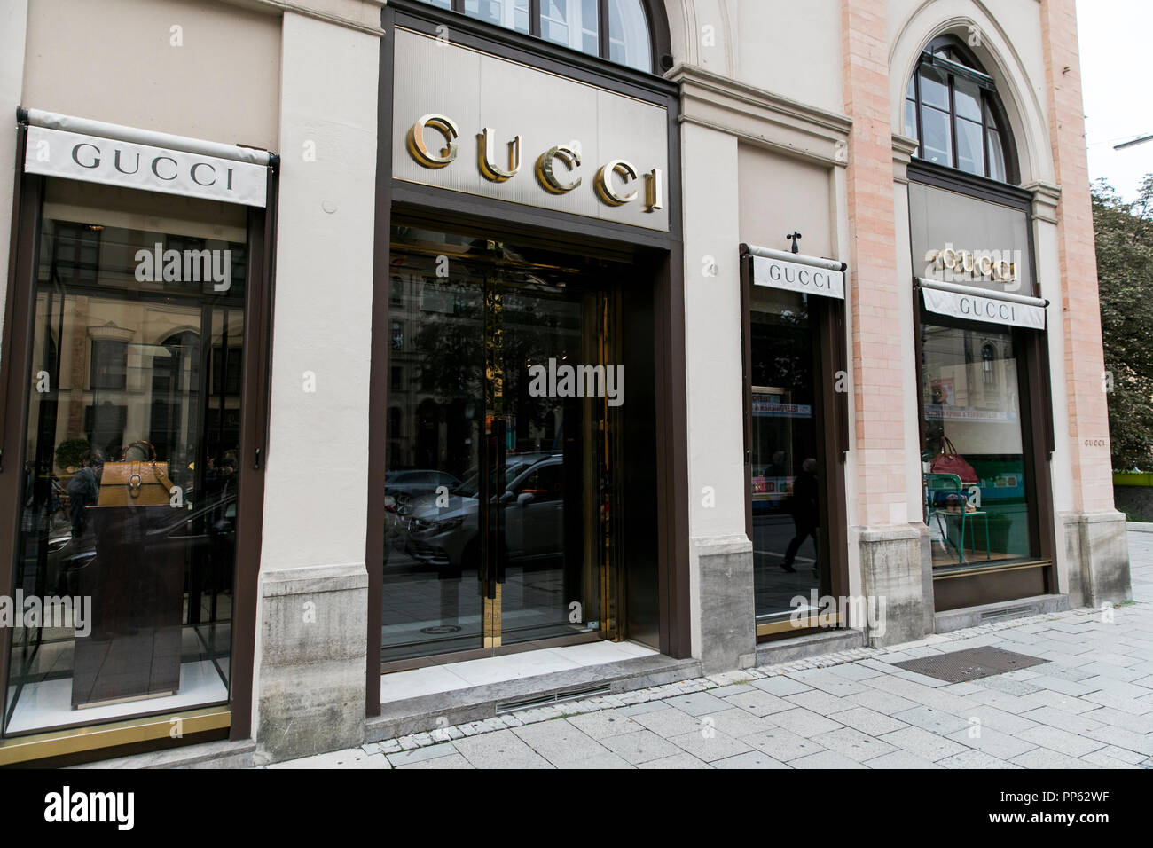 Ein logo Zeichen außerhalb eines Gucci Store in München, Deutschland, am 2.  September 2018 Stockfotografie - Alamy