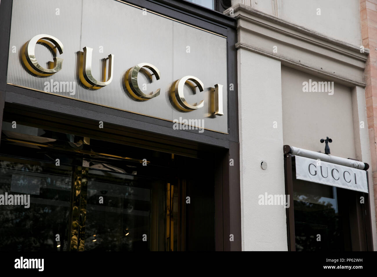Ein logo Zeichen außerhalb eines Gucci Store in München, Deutschland, am 2.  September 2018 Stockfotografie - Alamy