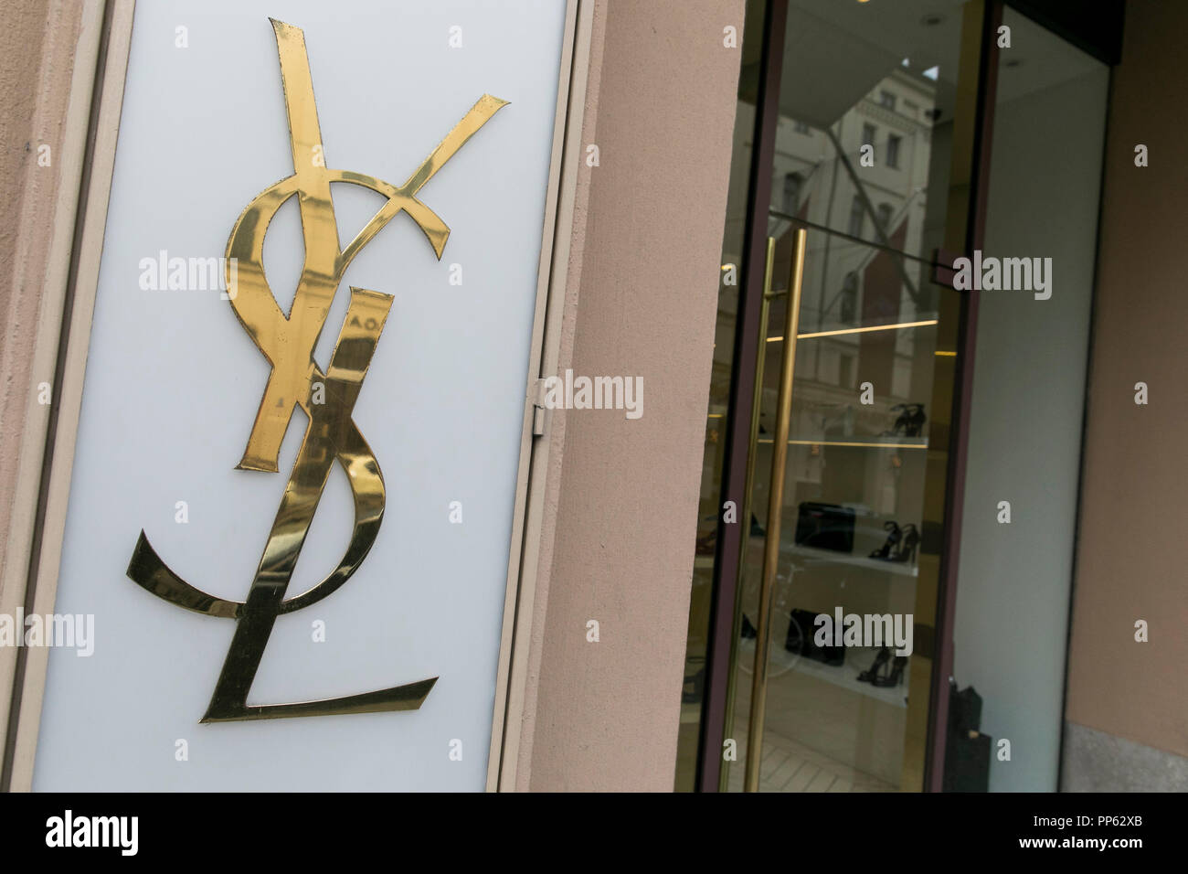 Ein logo Zeichen außerhalb von Yves Saint Laurent Stores in München, Deutschland, am 2. September 2018. Stockfoto