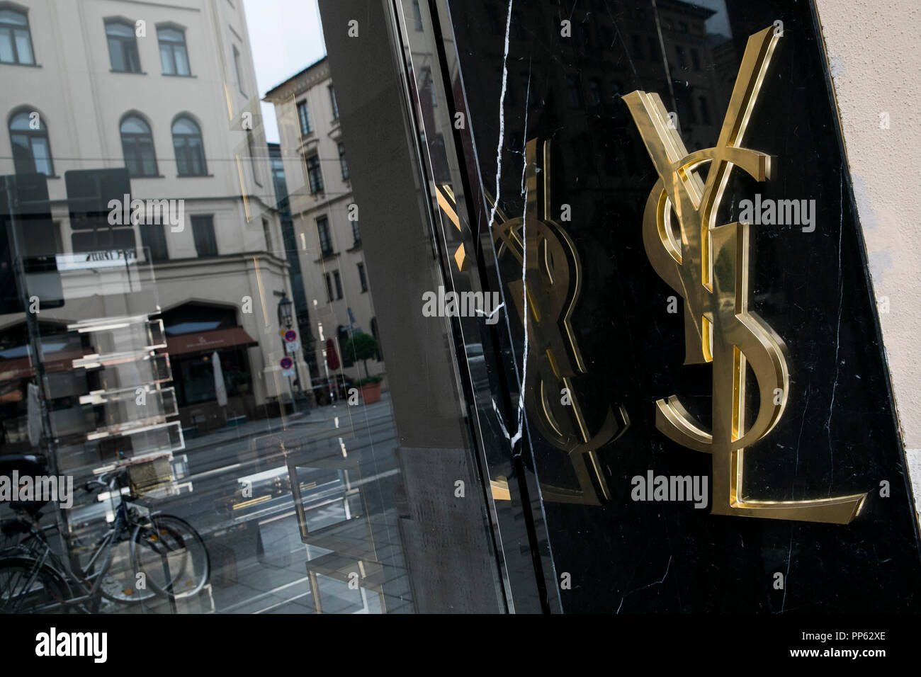 Ein logo Zeichen außerhalb von Yves Saint Laurent Stores in München, Deutschland, am 2. September 2018. Stockfoto