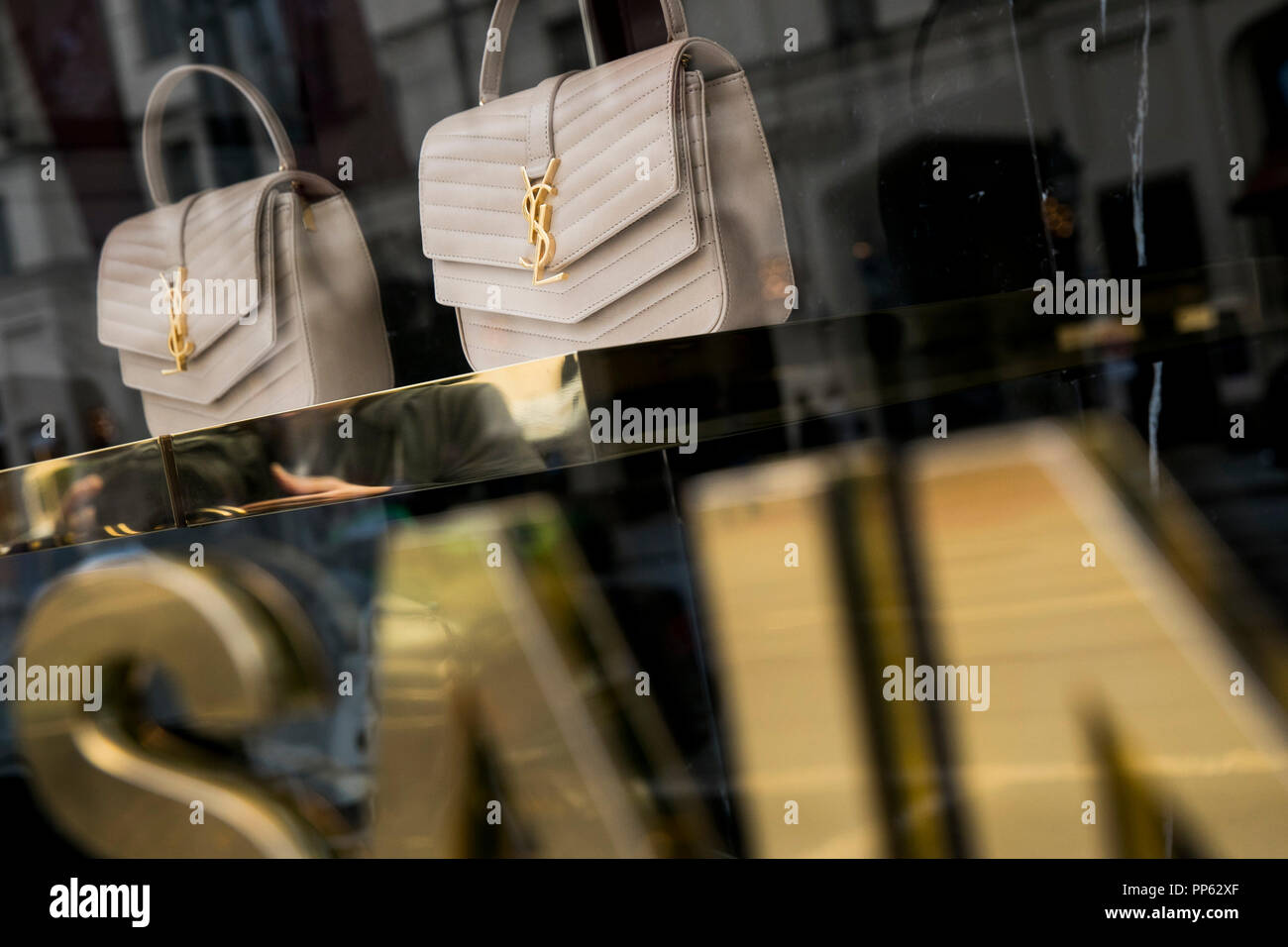 Yves Saint Laurent Outlet Store Deutschland www.alamy.de
