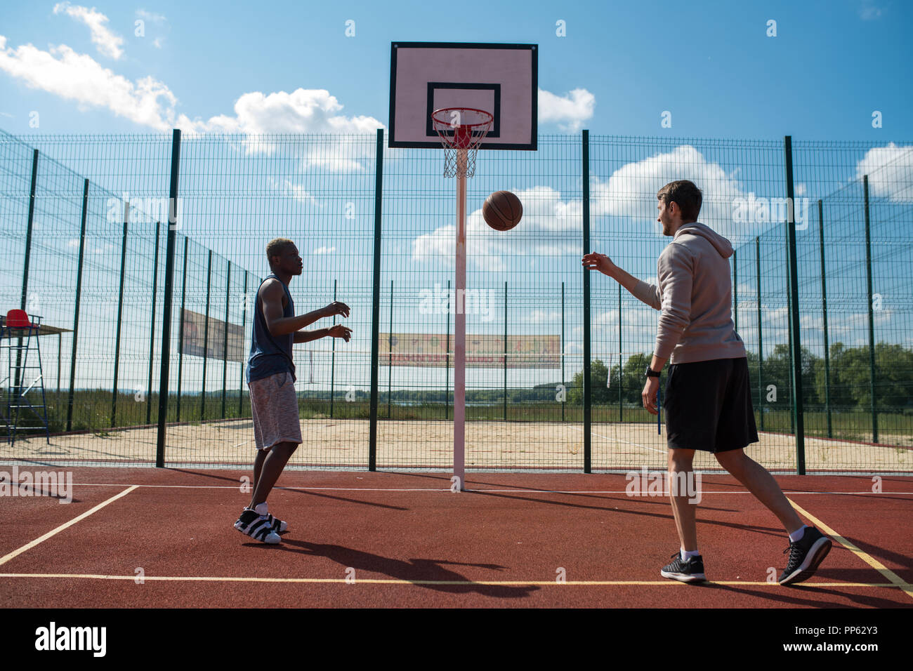 Zwei Männer spielen Basketball im Freien Stockfoto