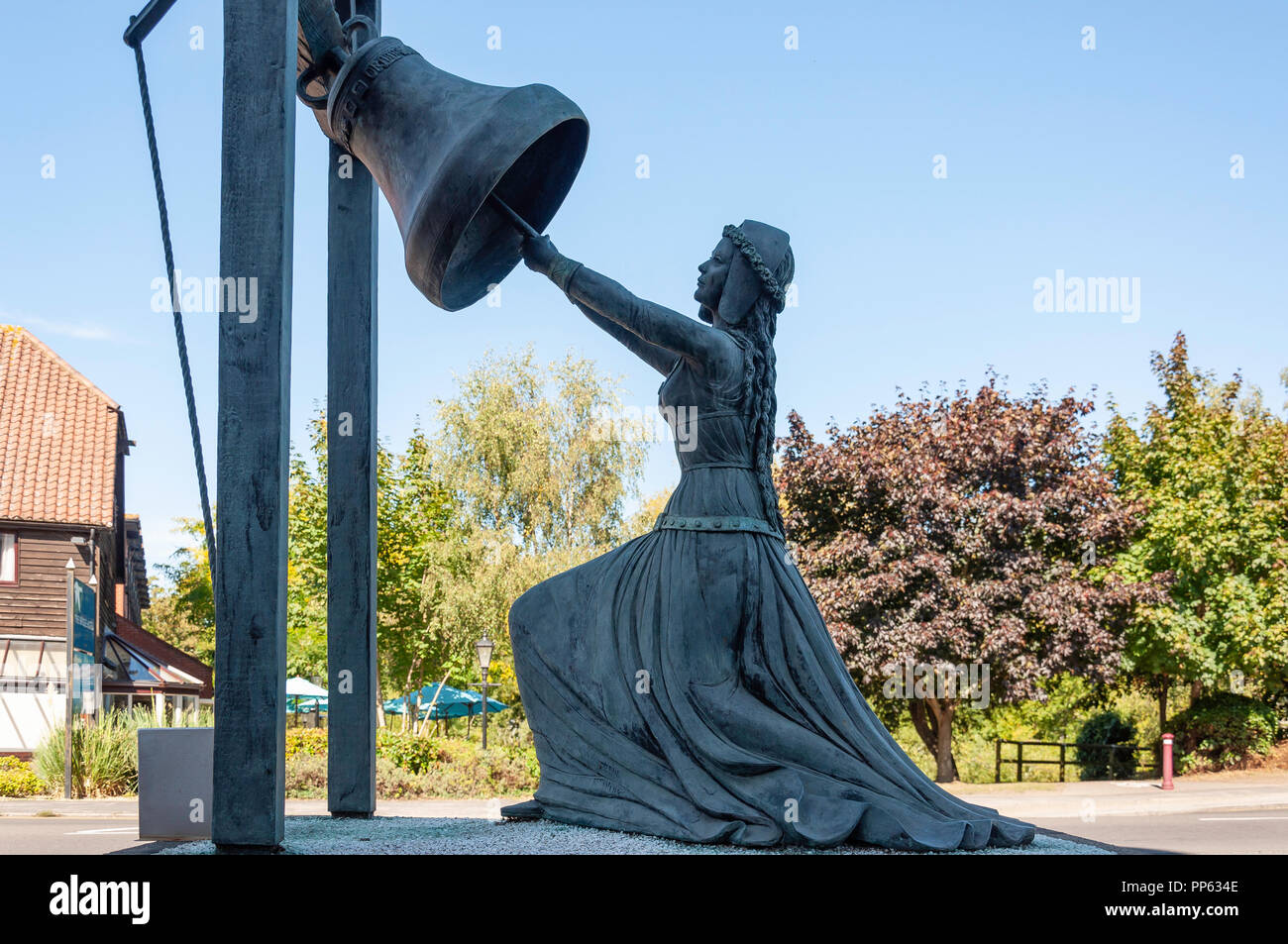 Blanche Heriot und Ausgangssperre bell Statue, Chertsey Bridge Road, Chertsey, Surrey, England, Vereinigtes Königreich Stockfoto