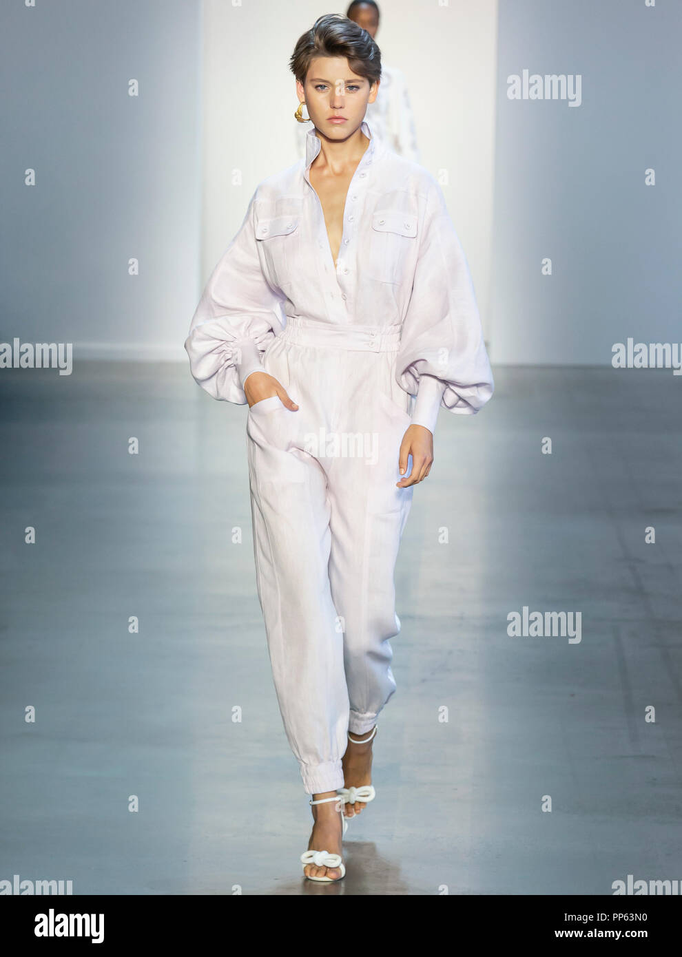 NEW YORK, NY - 10. September 2018: Vivienne Rohner geht der Start- und Landebahn an der Zimmermann Frühling Sommer 2019 fashion show während der New York Fashion Week Stockfoto