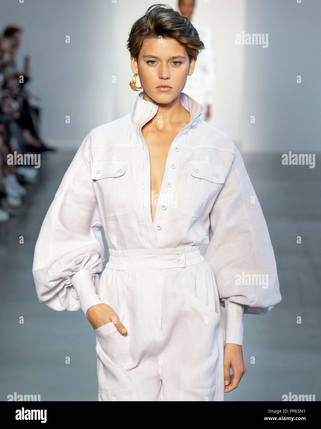 NEW YORK, NY - 10. September 2018: Vivienne Rohner geht der Start- und Landebahn an der Zimmermann Frühling Sommer 2019 fashion show während der New York Fashion Week Stockfoto