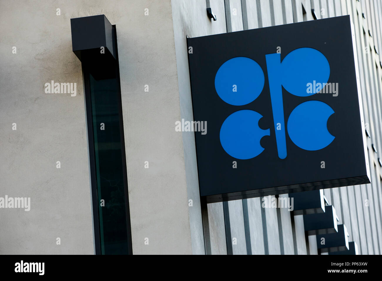 Ein logo Zeichen außerhalb des Hauptquartiers der Organisation der Erdöl exportierenden Länder (OPEC) in Wien, Österreich, am 6. September 2018. Stockfoto