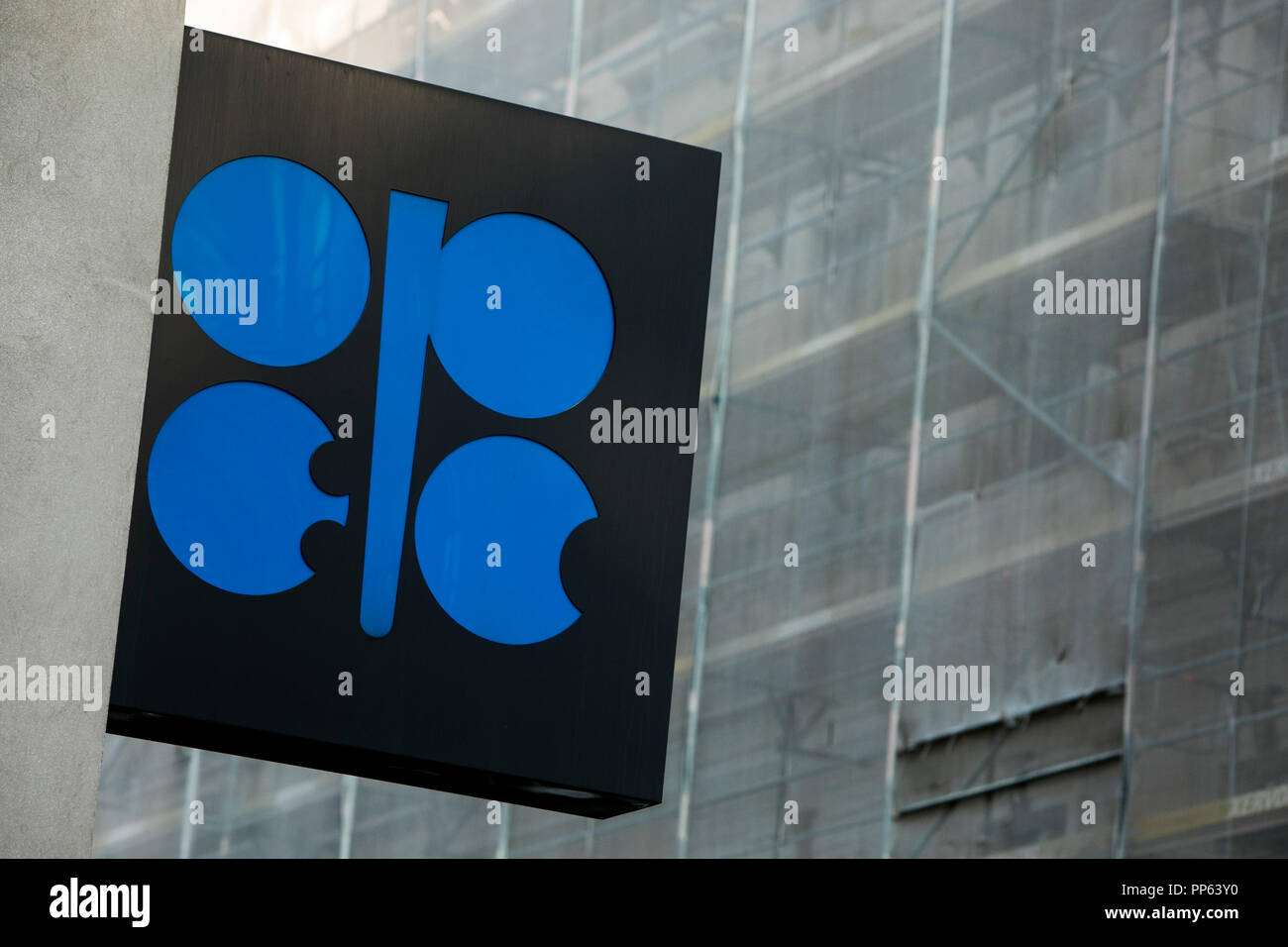 Ein logo Zeichen außerhalb des Hauptquartiers der Organisation der Erdöl exportierenden Länder (OPEC) in Wien, Österreich, am 6. September 2018. Stockfoto
