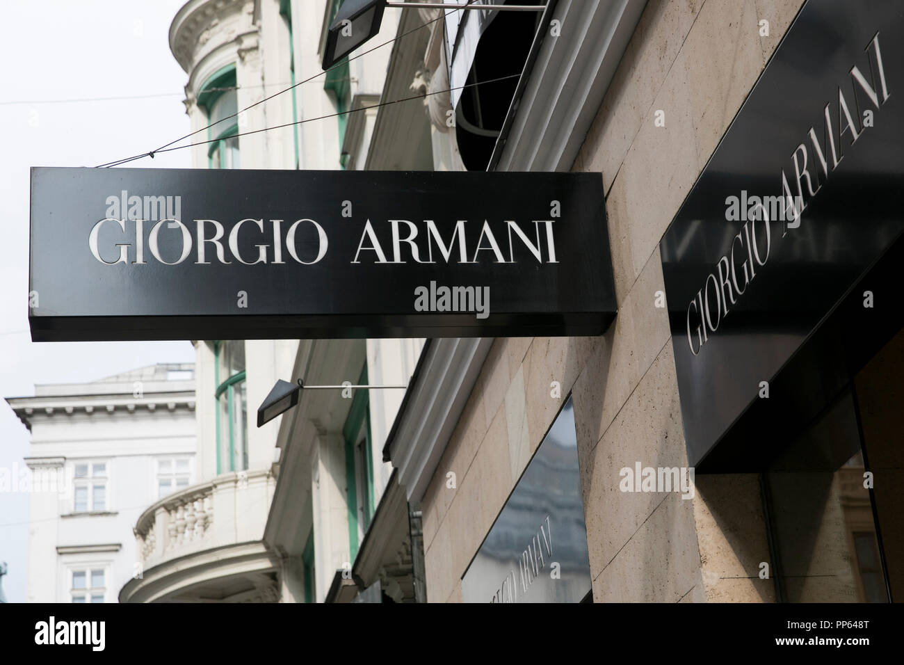Ein logo Zeichen außerhalb eines Giorgio Armani Store in Wien, Österreich, 4. September 2018. Stockfoto