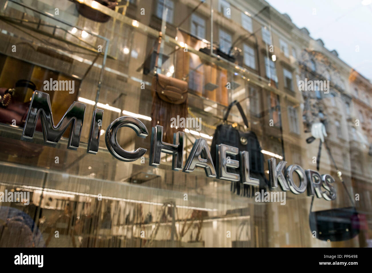 Ein logo Zeichen außerhalb von Michael Kors Retail Store in Wien, Österreich, 4. September 2018. Stockfoto Ein logo Zeichen außerhalb von Michael Kors Retail Store in Wien, Österreich, 4. September 2018. Stockfoto