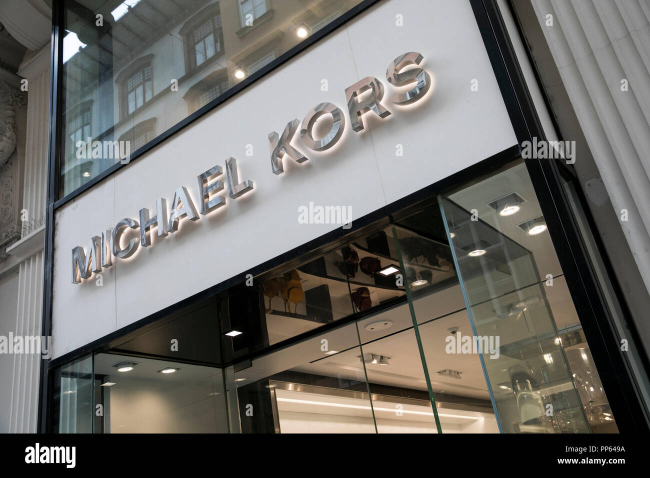 Ein logo Zeichen außerhalb von Michael Kors Retail Store in Wien, Österreich, 4. September 2018. Stockfoto Ein logo Zeichen außerhalb von Michael Kors Retail Store in Wien, Österreich, 4. September 2018. Stockfoto