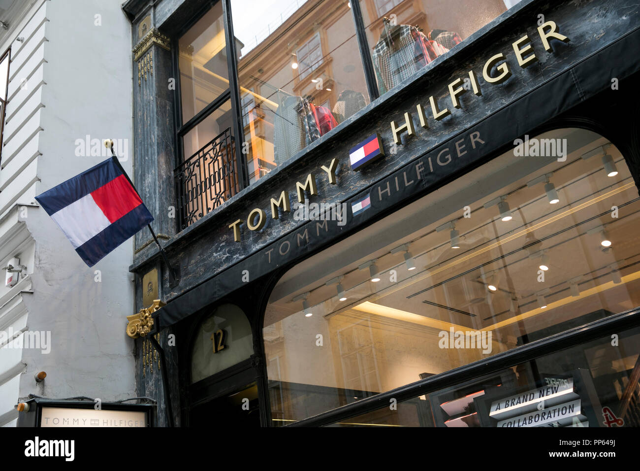 Ein logo Zeichen außerhalb von Tommy Hilfiger Store in Wien, Österreich, 4. September 2018. Stockfoto