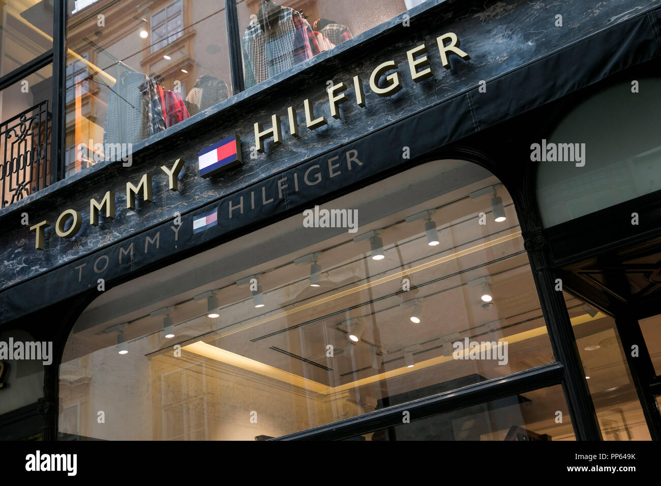 Ein logo Zeichen außerhalb von Tommy Hilfiger Store in Wien, Österreich, 4. September 2018. Stockfoto