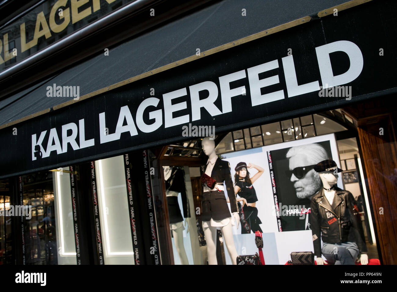 Ein logo Zeichen außerhalb von Karl Lagerfeld Retail Store in Wien, Österreich, 4. September 2018. Stockfoto