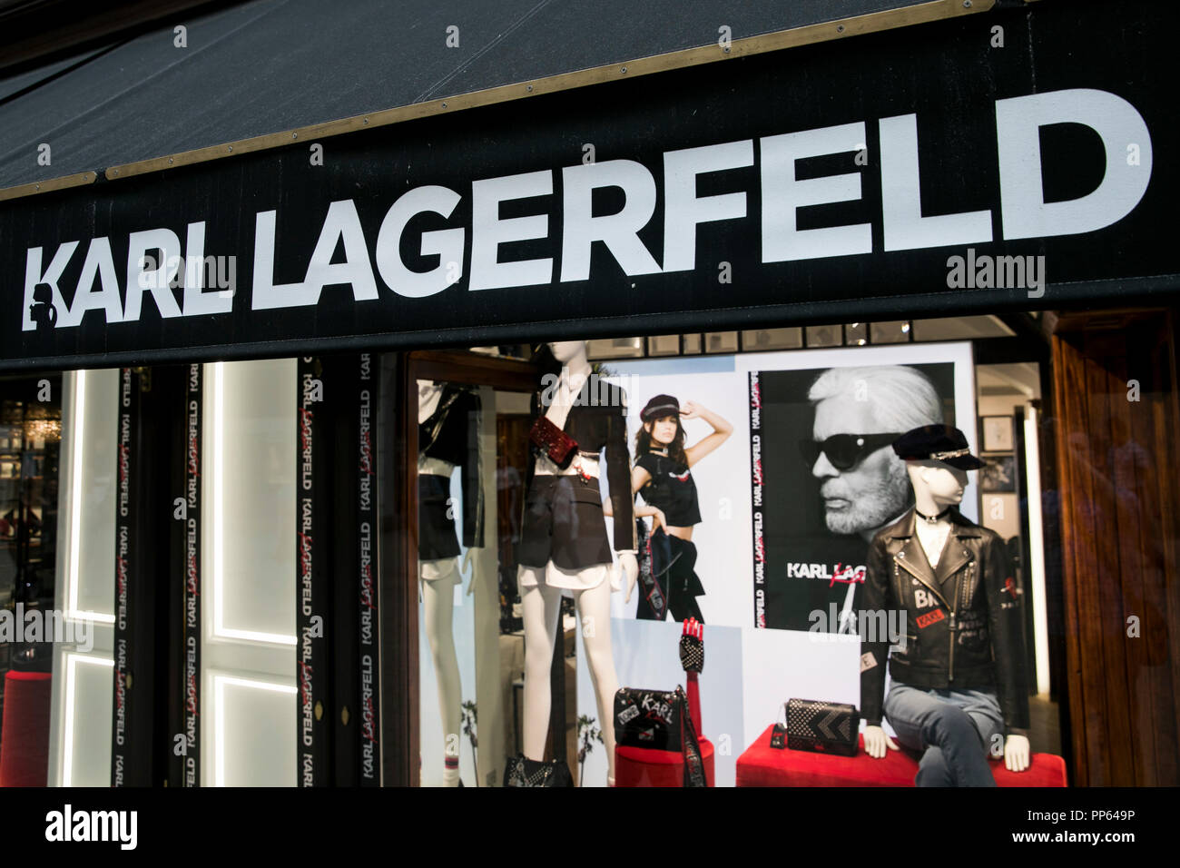 Ein logo Zeichen außerhalb von Karl Lagerfeld Retail Store in Wien, Österreich, 4. September 2018. Stockfoto
