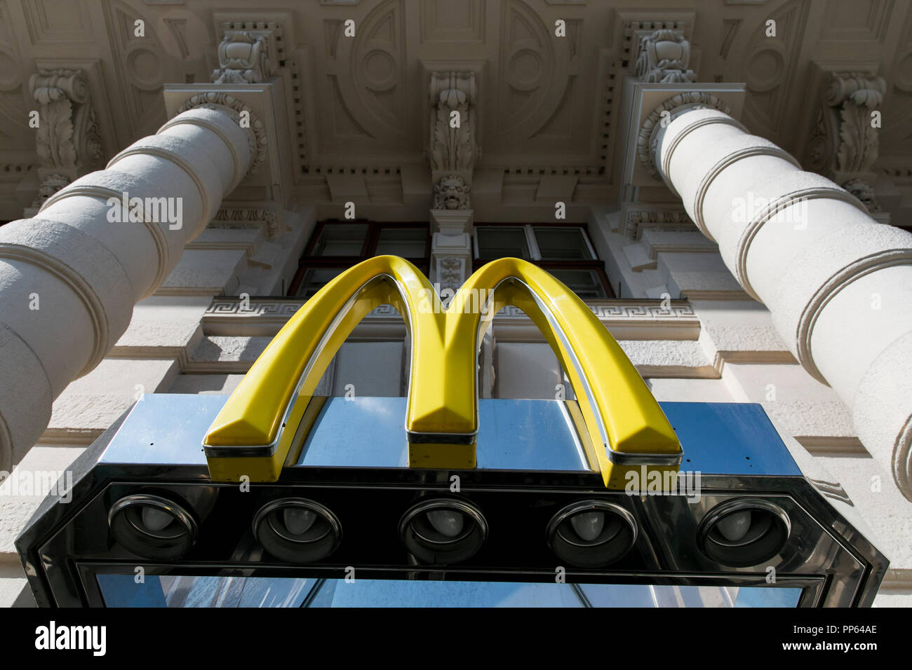 Ein logo Zeichen außerhalb von einem McDonald's Fast Food Restaurant in Wien, Österreich, am 6. September 2018. Stockfoto